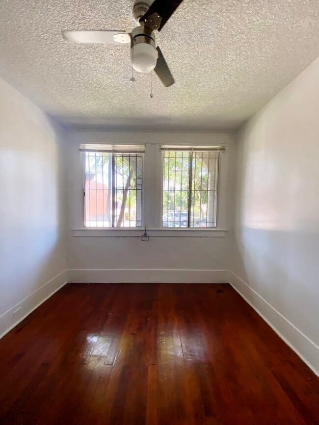 Building Photo - 1114 N Poinsettia Pl