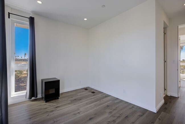 Building Photo - 837 N Kingsley Dr