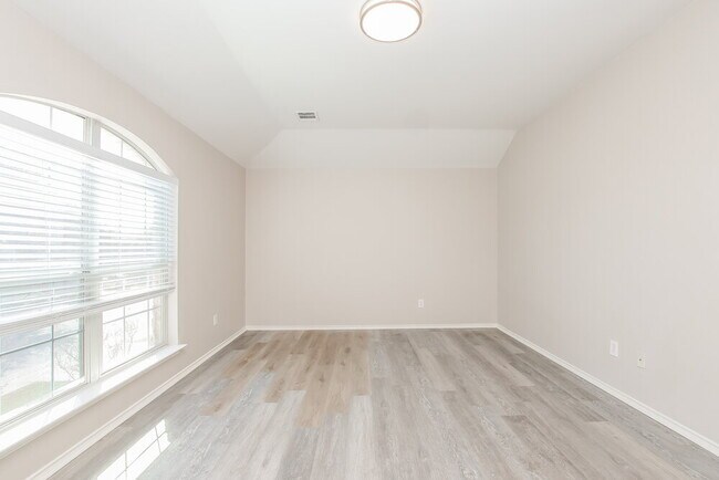 Building Photo - 121 Castle Dr