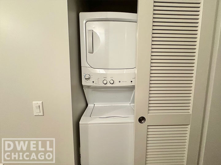 Building Photo - 640 N La Salle Dr