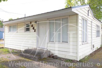 Building Photo - Cozy Clean and Quiet Home with Yard