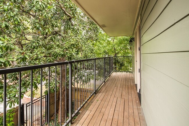 Building Photo - Fall Special - 1/2 off first month's rent!