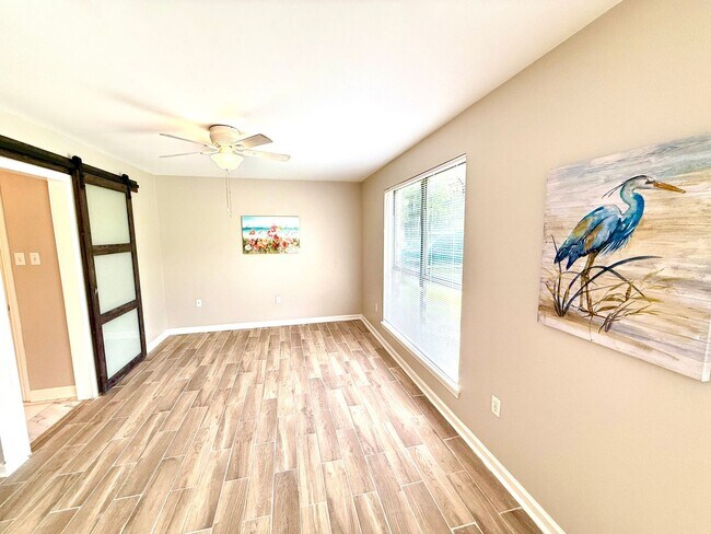 Building Photo - Stylish, Spacious & In a Prime Baton Rouge...
