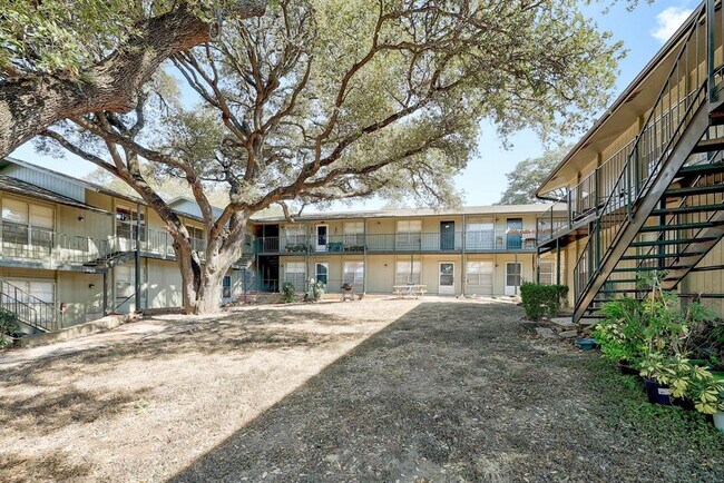Building Photo - 509 Cedar Dr