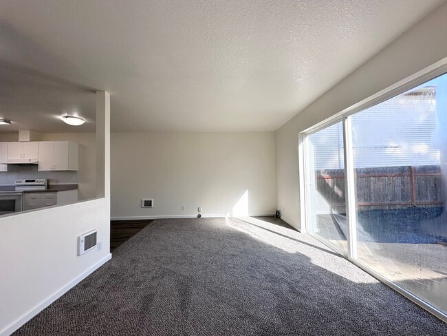 Building Photo - Newly Remodeled 2 Bedrooms 1.5 Baths in Gl...