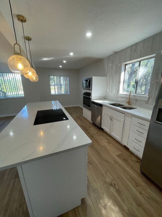 Building Photo - Completely renovated 2/1 on Golf Course!