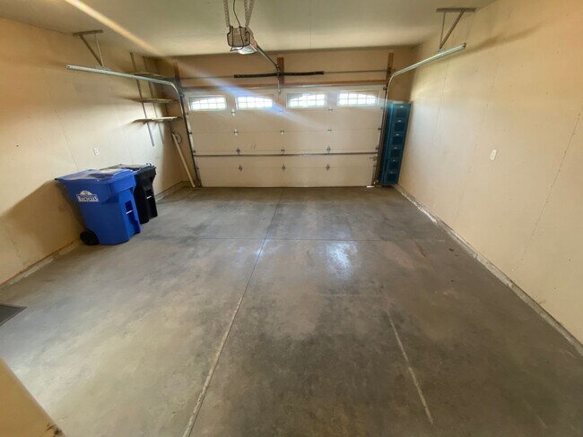 Building Photo - A RELAXING RETREAT - 3 bd/2.5 bath Twin Home for Rent