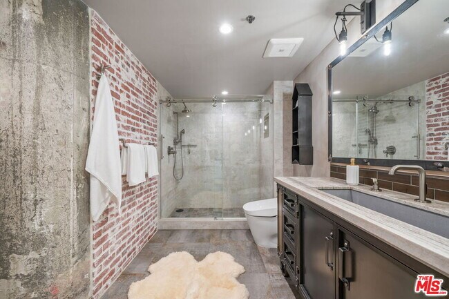 Building Photo - 330 W 11th St