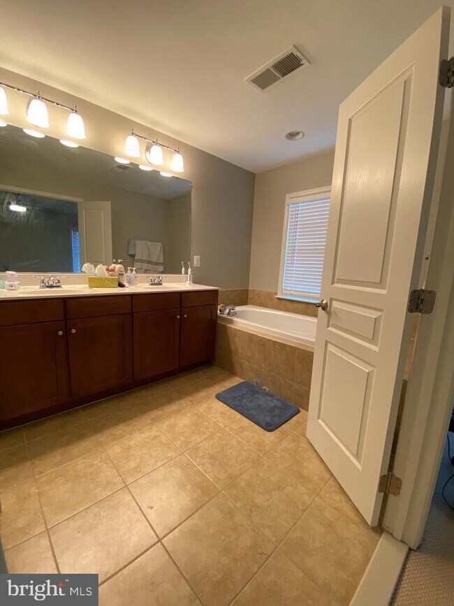 Building Photo - Bright & Spacious End-Unit Townhouse with Two-Car Garage!