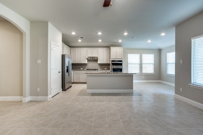 Building Photo - 211 Red Oak Dr