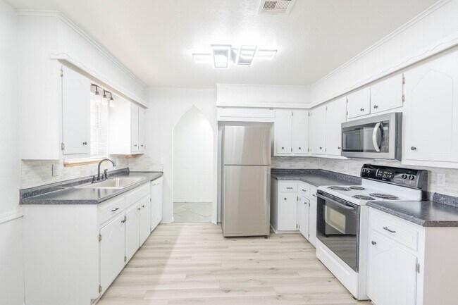 Building Photo - Bright and clean 3 bedroom home!