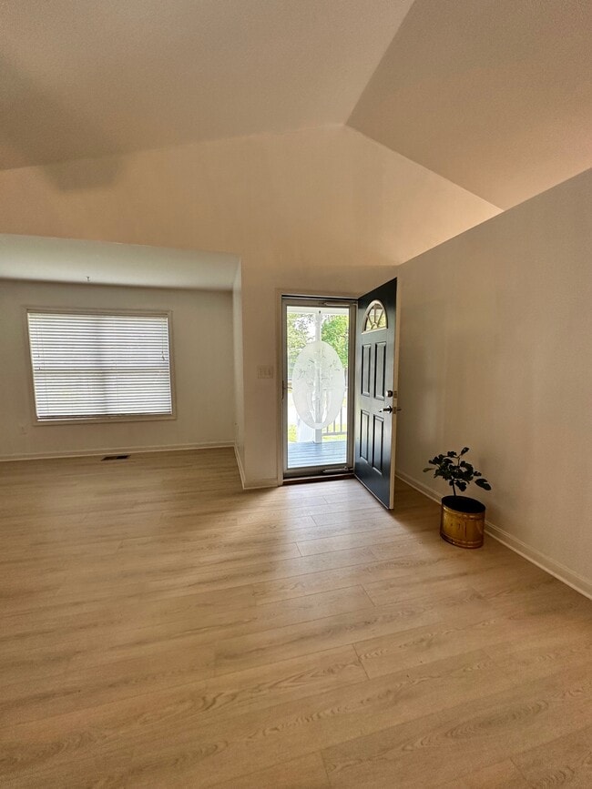 Building Photo - 702 Garfield Ave