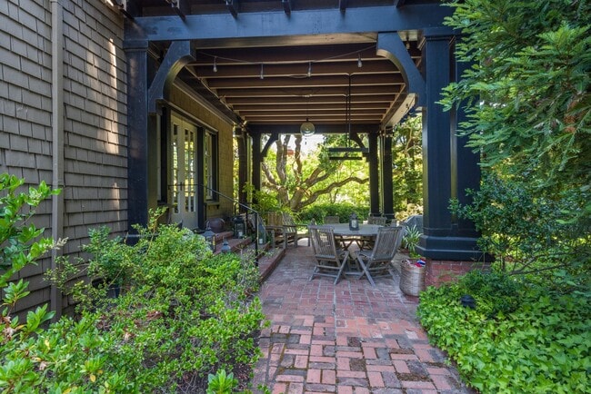 Building Photo - Vintage Craftsman Atherton Estate with Mod...