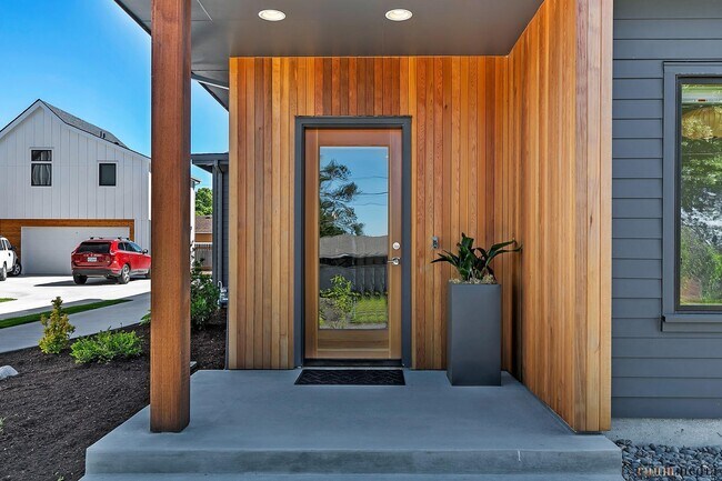 Building Photo - 2038 NE Morgan St. A