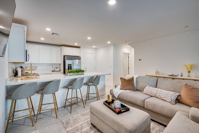Building Photo - Furnished 3-bedroom, 2.5-bath townhome, de...