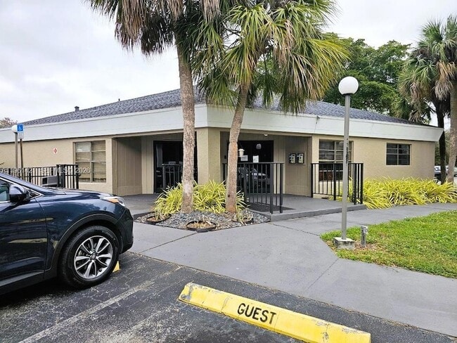 Building Photo - 8020 S Colony Cir