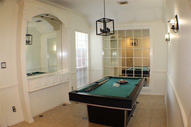 Building Photo - 642 Avery Dr