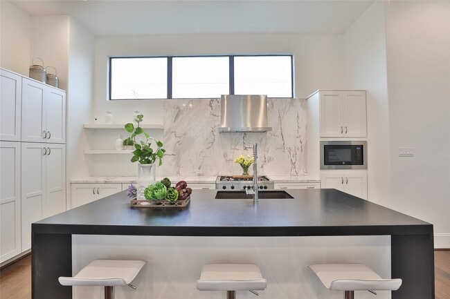 Building Photo - 4527 Graustark St