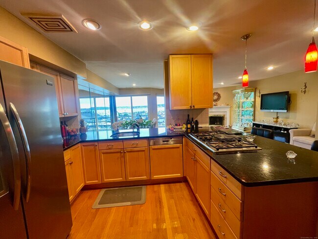 Building Photo - 10 Harbour Close