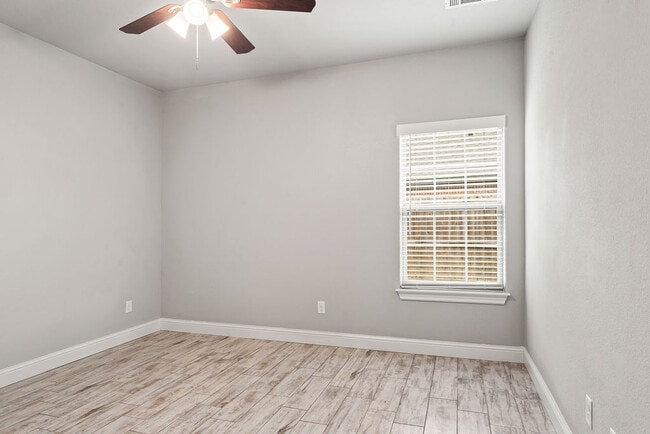Building Photo - 2302 S Aspen St