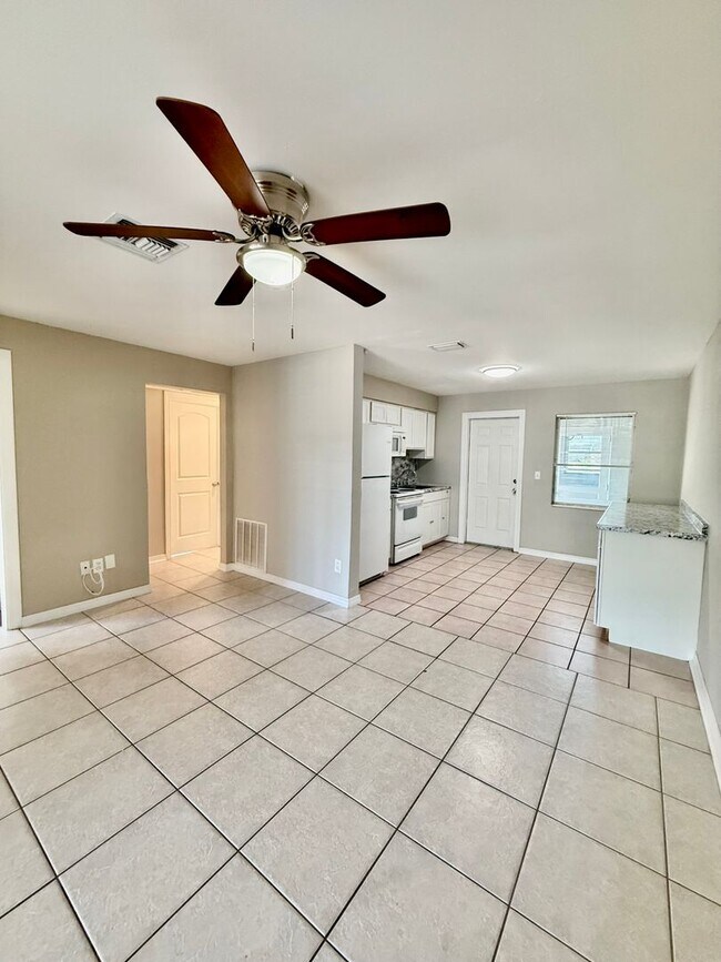 Building Photo - 2 bed 2 bath off Cape Parkway