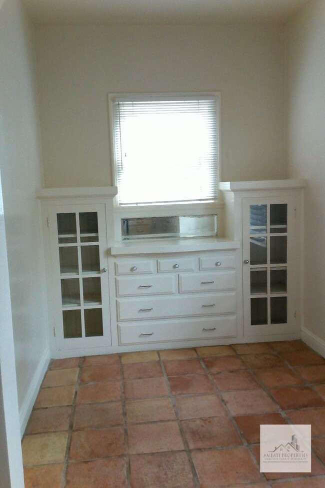 Building Photo - Beautiful 3 Bedroom home located in the Hi...