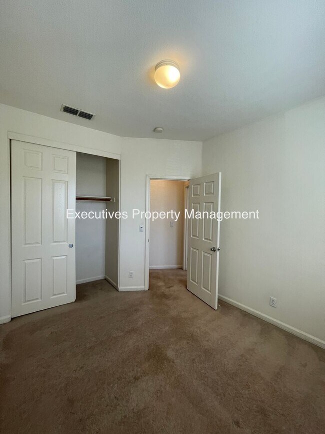 Building Photo - 733 Round Hill Dr