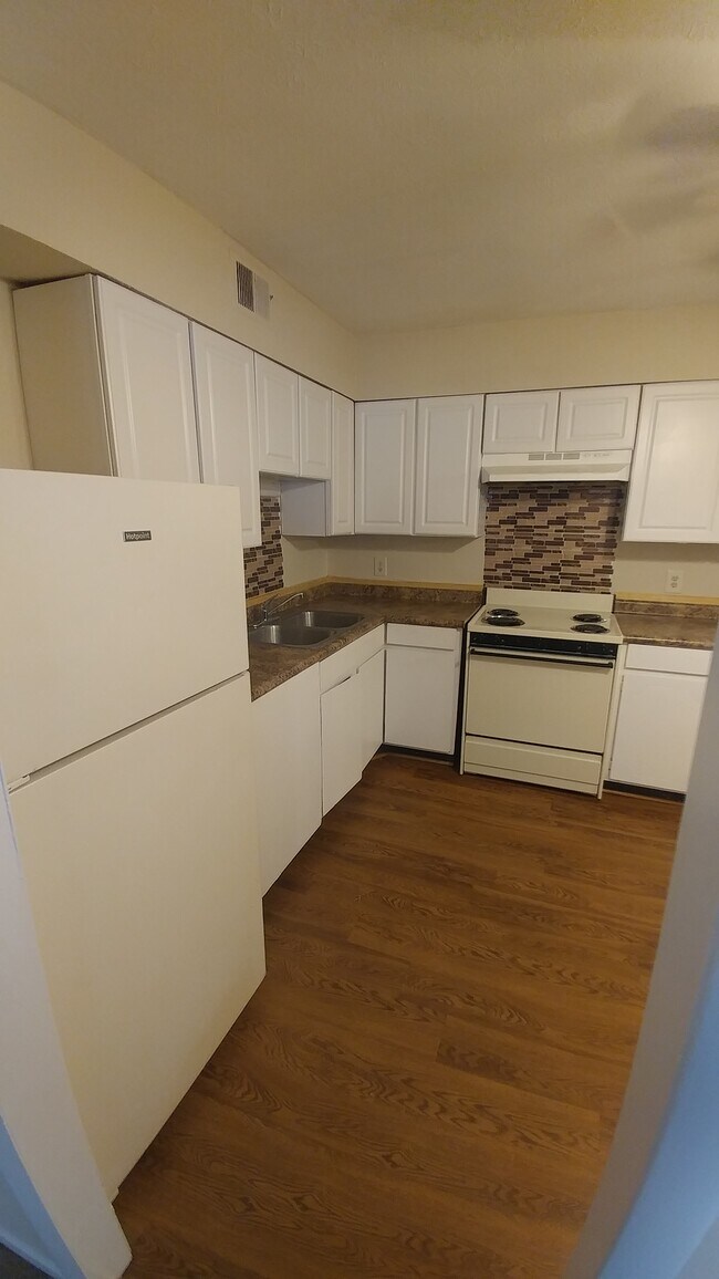 Kitchen - 704 Old Manor Rd
