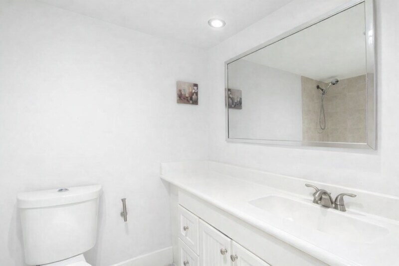 Building Photo - 500 Oaks Ln