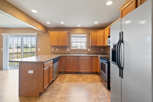Building Photo - 4925 Algonquin Dr