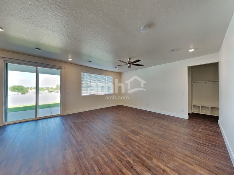 Building Photo - 734 S Rocker Ave