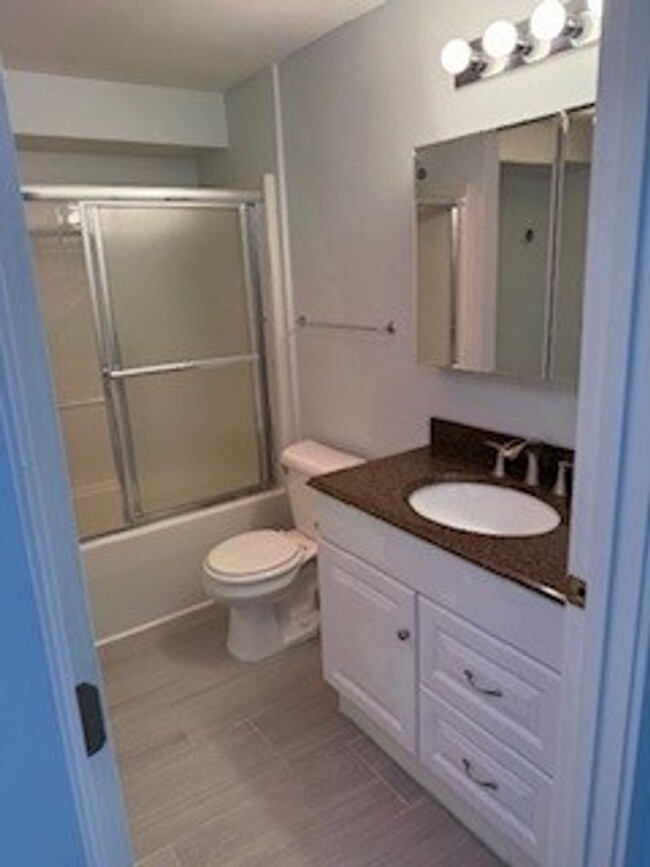 Building Photo - 2 bedroom 2 bath First Floor Condo w/1 Car...