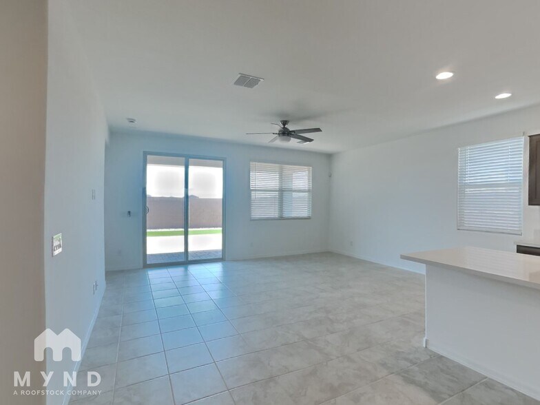 Building Photo - 4051 E Ghost Flower Ln