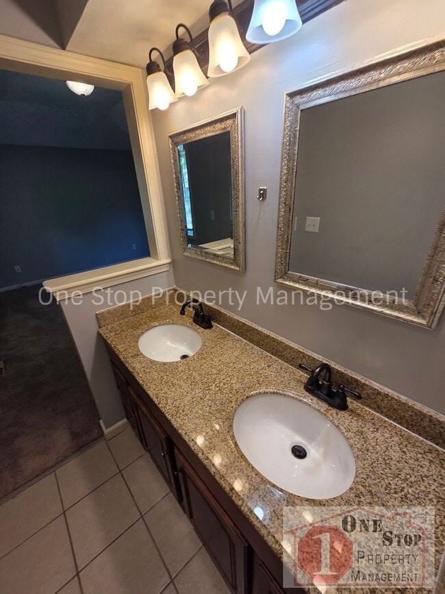 Building Photo - 4 Bedroom, 2.5 Bathroom Home in North Kansas City, Missouri