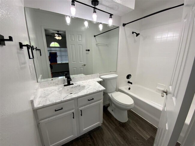 Building Photo - 9609 Dalewood Dr