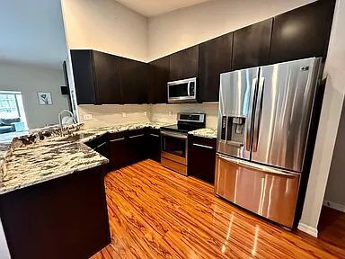 Building Photo - Luxury Updated Pool-Style Retreat on Quiet Cul-de-Sac