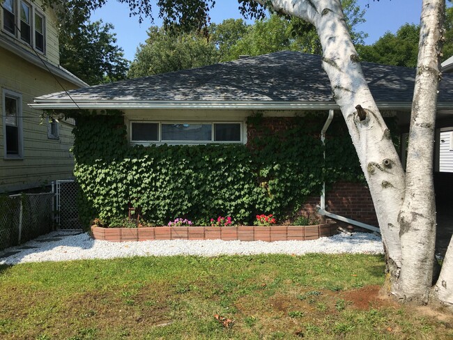 Building Photo - 465 Ontario St