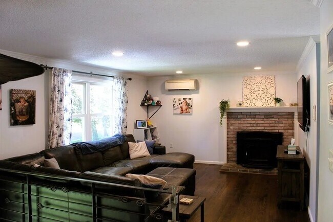 Building Photo - 13 Laurana Ln