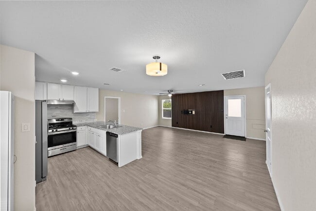 Building Photo - Stylish One Story Living with Modern Upgrades and Resort Style Amenities