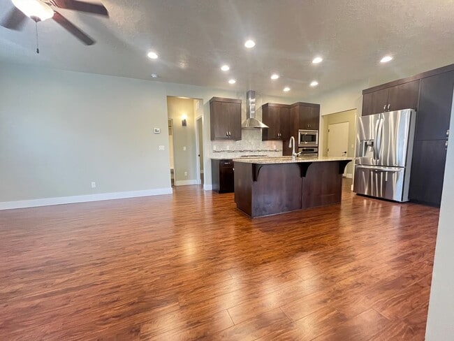 Building Photo - The perfect 2 bed/2bath with office patio home in the beautiful Hazelwood community just off Lake...