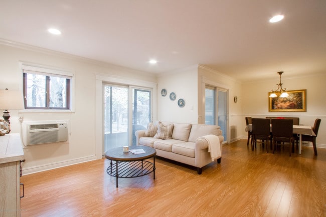 Building Photo - 120 Lexington Ct