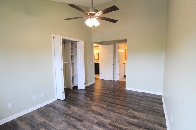 Building Photo - Remodeled Condo with amazing Mountain View...