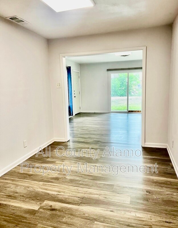 Building Photo - 4923 Creekmoor Dr