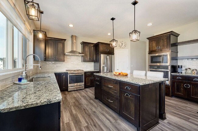 Building Photo - Spacious 4-Bedroom Gem with Modern Comforts and Finished Basement in Vadnais Heights!