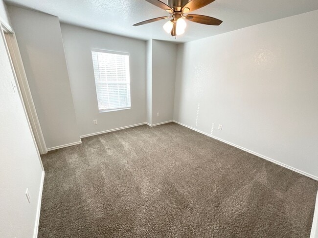 Building Photo - Outstanding 3 bedroom/2.5 bath home in established neighborhood just minutes from Lackland AFB an...