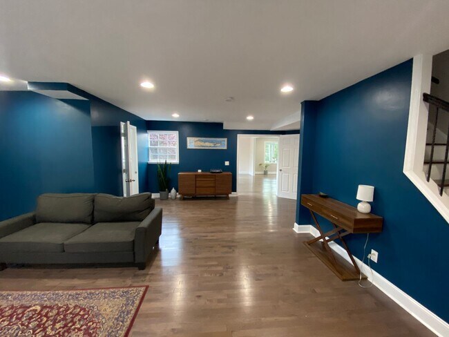 Building Photo - Spacious 5Bed/3.5Bath Townhome in Prime To...