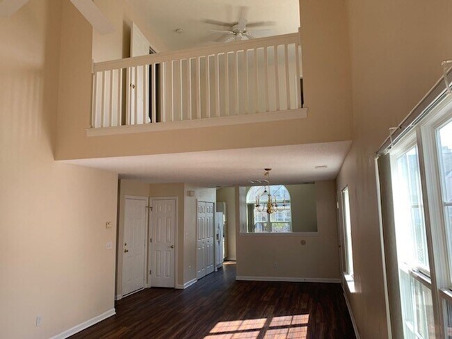 Building Photo - 2 Bedroom / Loft at Wynbrooke