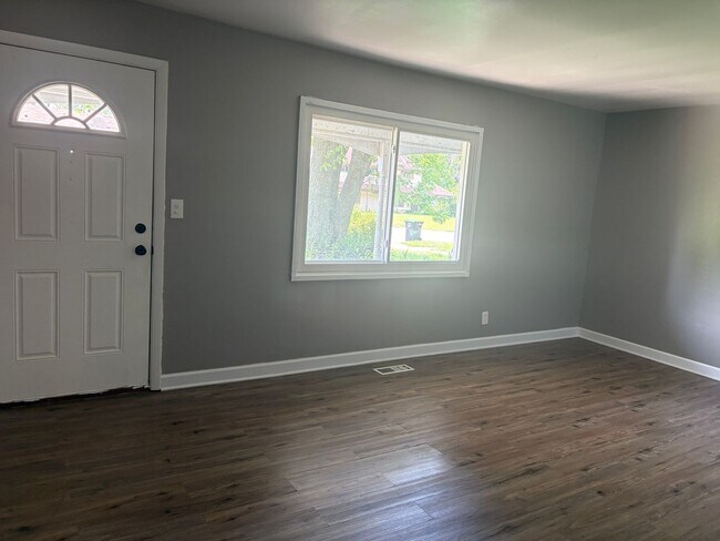 Building Photo - Townhome with attached garage