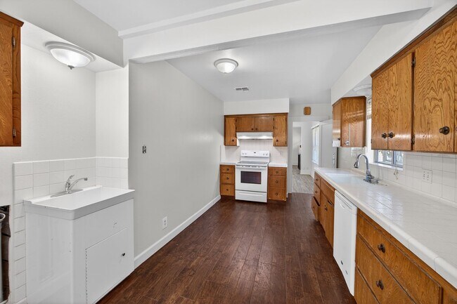 Building Photo - Sunlit Comfort on Kerckhoff – Your Next Happy Home!