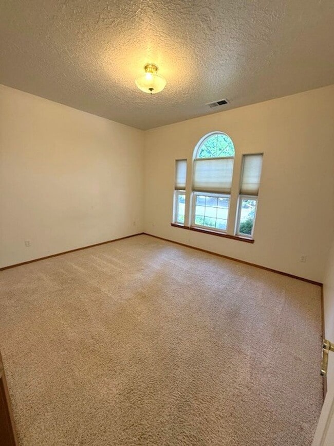 Building Photo - 4-bedroom 2.5 Bath McMinnville OR 97128